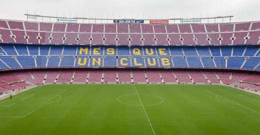 La devise « Més que un club » dans les tribunes du Camp Nou, en avril 2014.