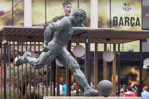 La statue de Ladislao Kubala, devant le Camp Nou, en avril 2014.
