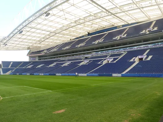 La pelouse de l'Estádio do Dragão et sa tribune couverte.