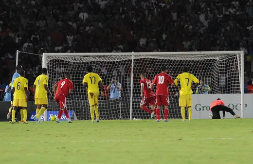 Une action devant le but, tribunes garnies, au Grand Stade de Marrakech en 2012.