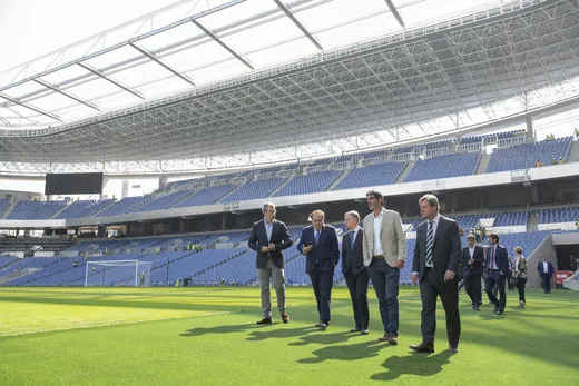Le chantier de transformation d'Anoeta, visité en septembre 2018 : la piste d'athlétisme a été supprimée et les tribunes rapprochées de la pelouse.