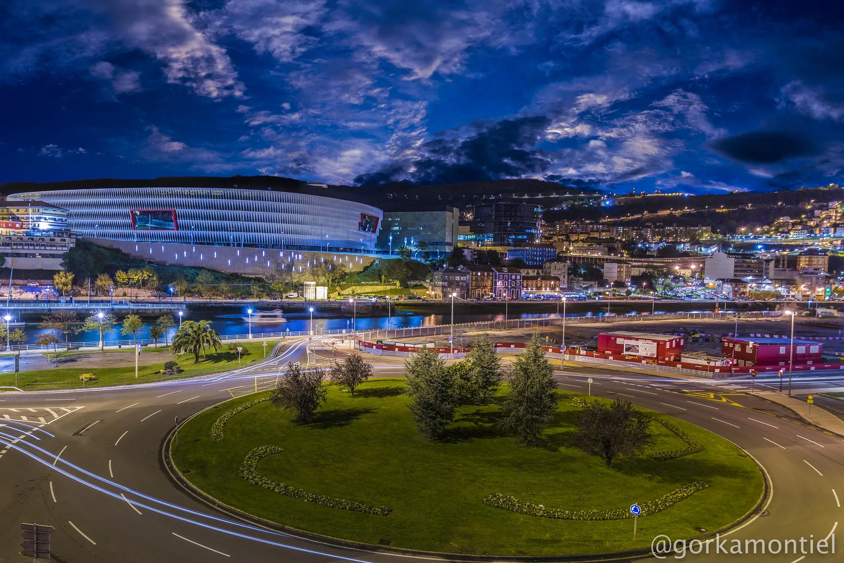 San Mamés, à Bilbao, éclairé de nuit, en juillet 2014, un an après son inauguration.