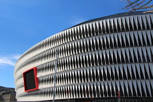 La façade à écailles de San Mamés, rue Rafael Moreno Pitxitxi.