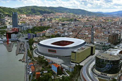 San Mamés dans la ville : vue aérienne de Bilbao, en juillet 2014.