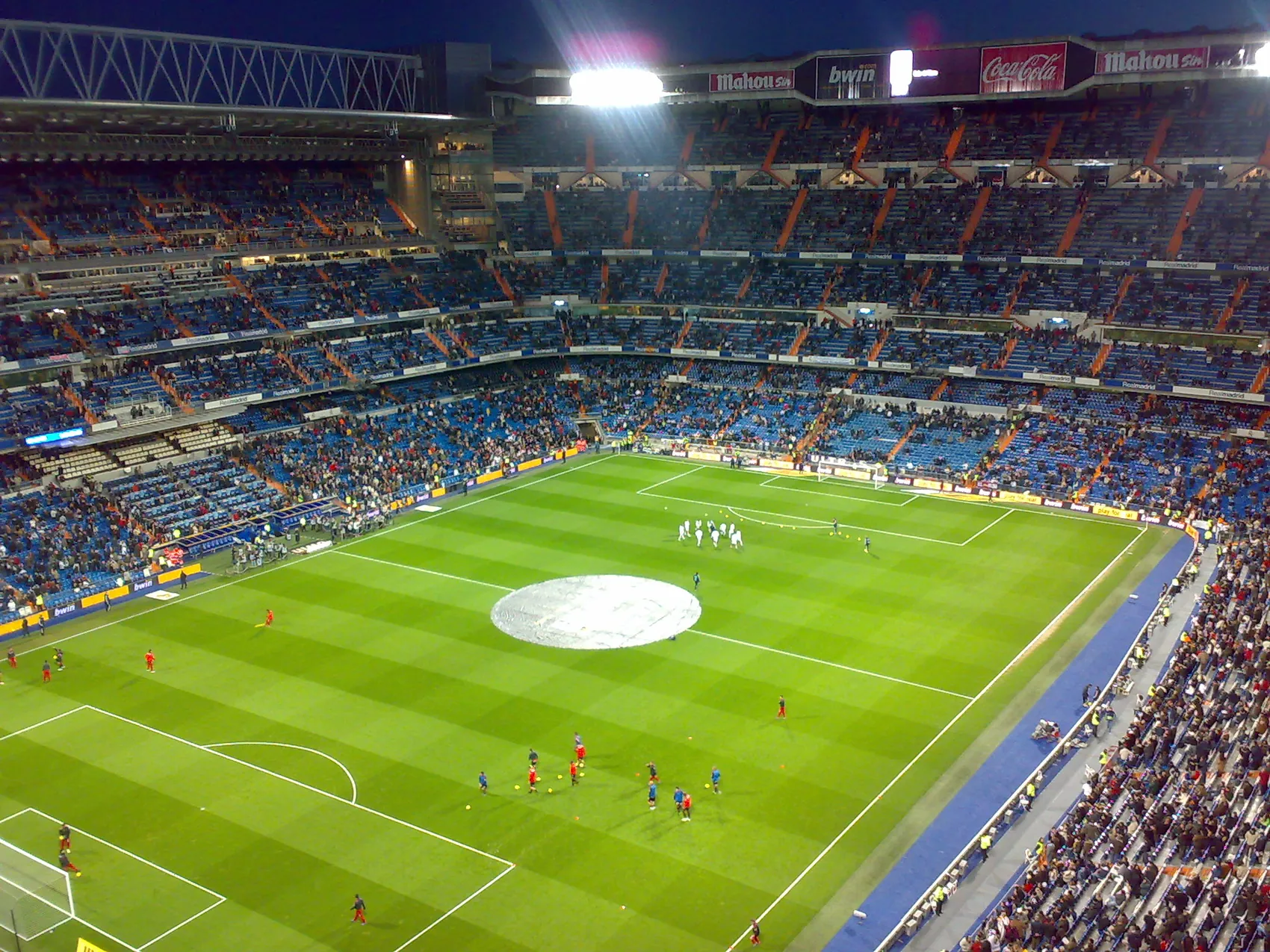 L'intérieur du Santiago-Bernabéu, à Madrid, en janvier 2011, avant la refonte complète achevée en 2024.