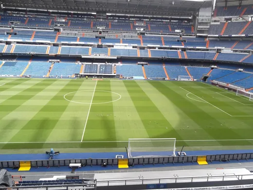 La pelouse et les tribunes du Bernabéu en septembre 2013, avant travaux.