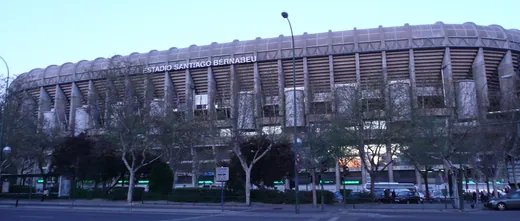 La façade ouest du Bernabéu, sur le Paseo de la Castellana, en mars 2009. La nouvelle enveloppe d'acier l'a depuis entièrement recouverte.
