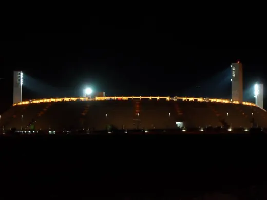 Le Stade Adrar de nuit pendant la Coupe du monde des clubs 2013, qu'Agadir a co-accueillie.