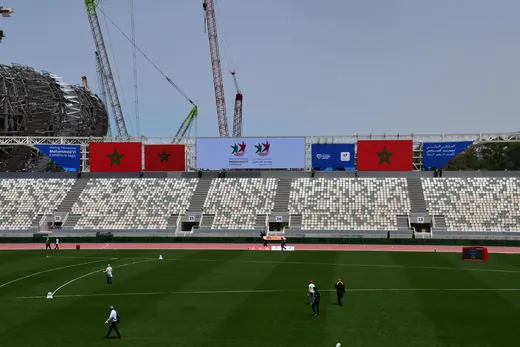 La piste d'athlétisme et les tribunes rénovées, pendant le meeting de Diamond League de Rabat, en mai 2025.