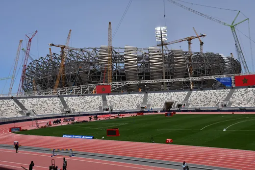 Les tribunes du stade rénové vues depuis la pelouse, en mai 2025.