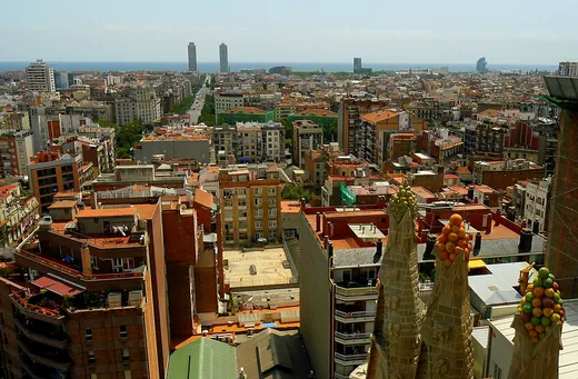 Les tours de la Sagrada Família et la ville en contrebas, en août 2014.
