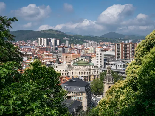 Bilbao vue du parc du cimetière de Mallona, en juin 2017.