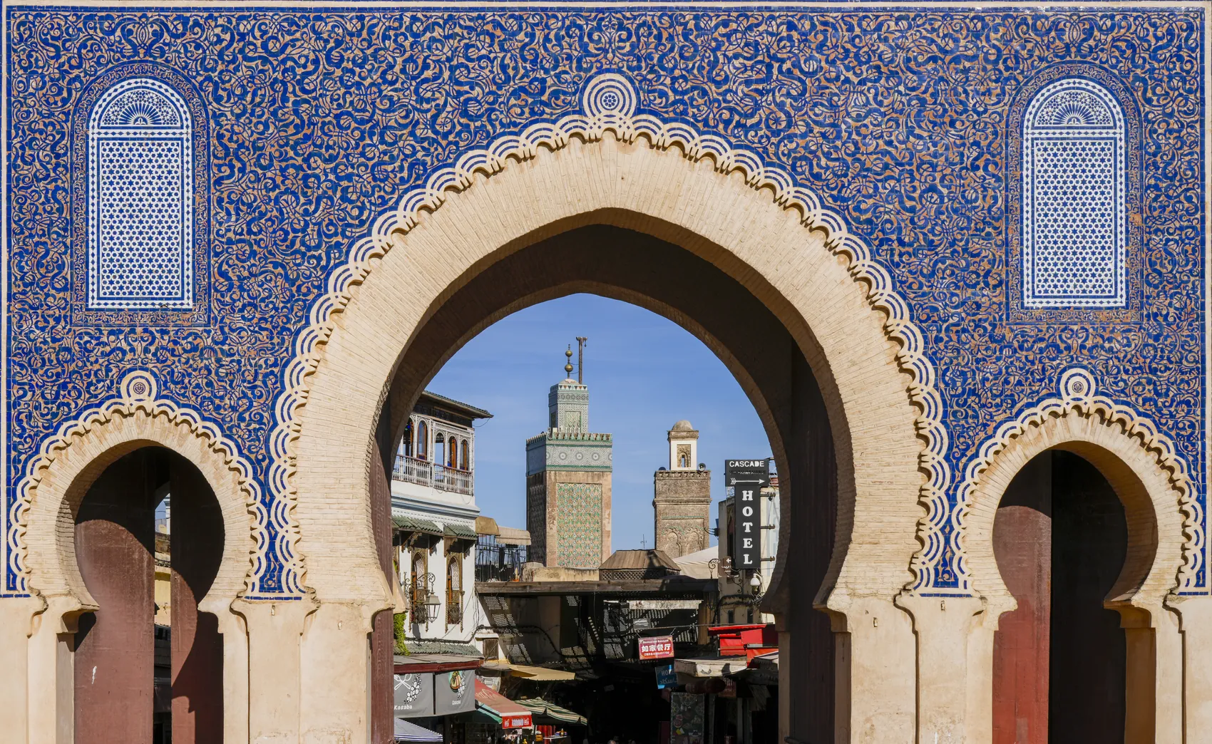Bab Bou Jeloud, la porte bleue de Fès, et le minaret de la médersa Bou Inania, en novembre 2025.