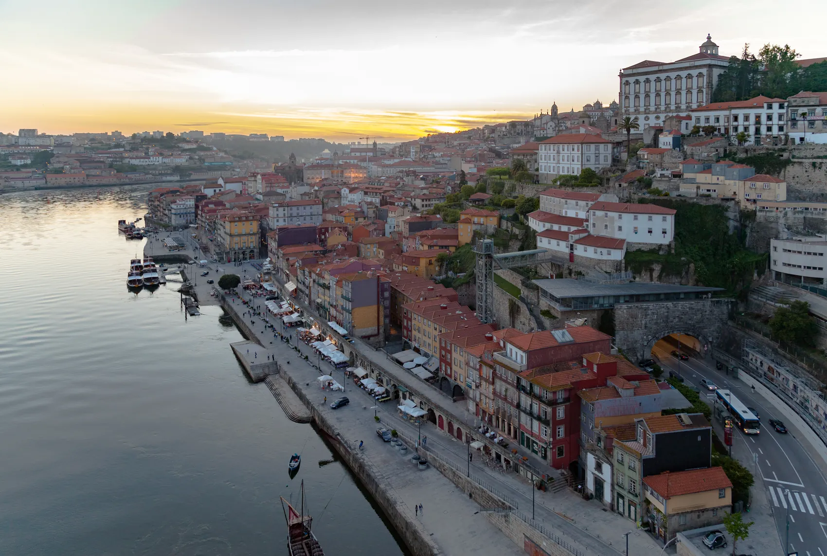 Le Cais da Ribeira, à Porto, en mai 2012.