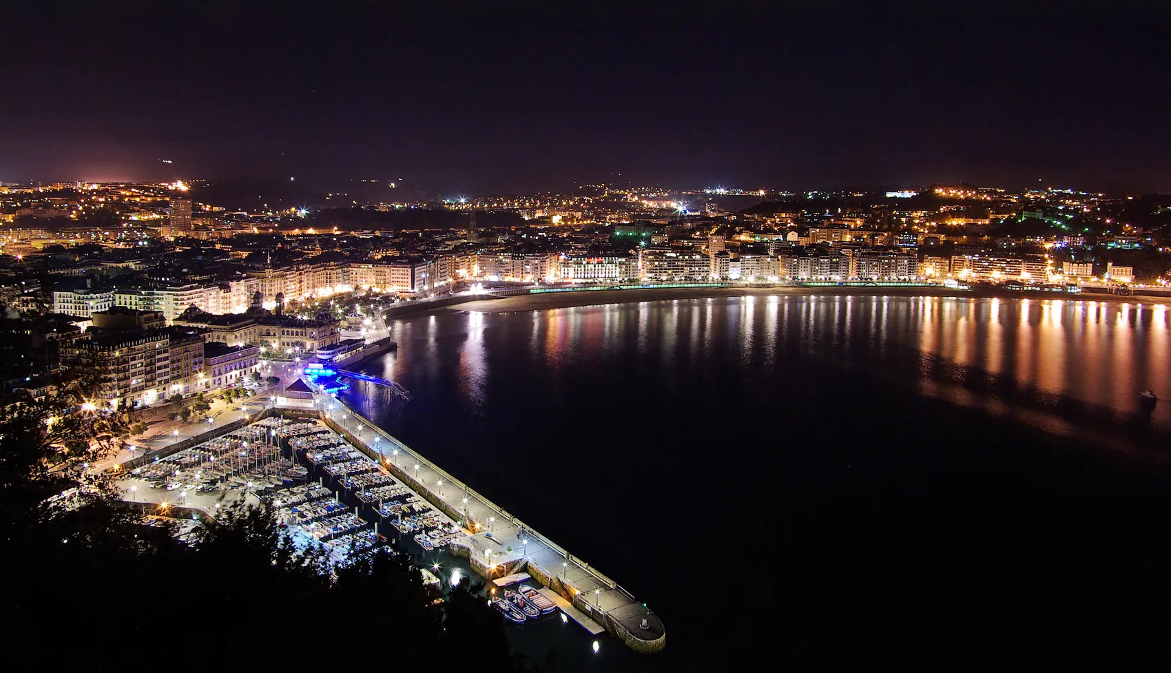 Saint-Sébastien de nuit, vue du mont Urgull, en octobre 2009.