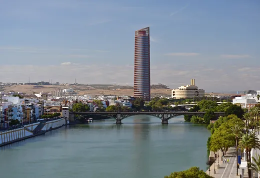 Le canal Alfonso XIII et la Torre Sevilla, en octobre 2019.